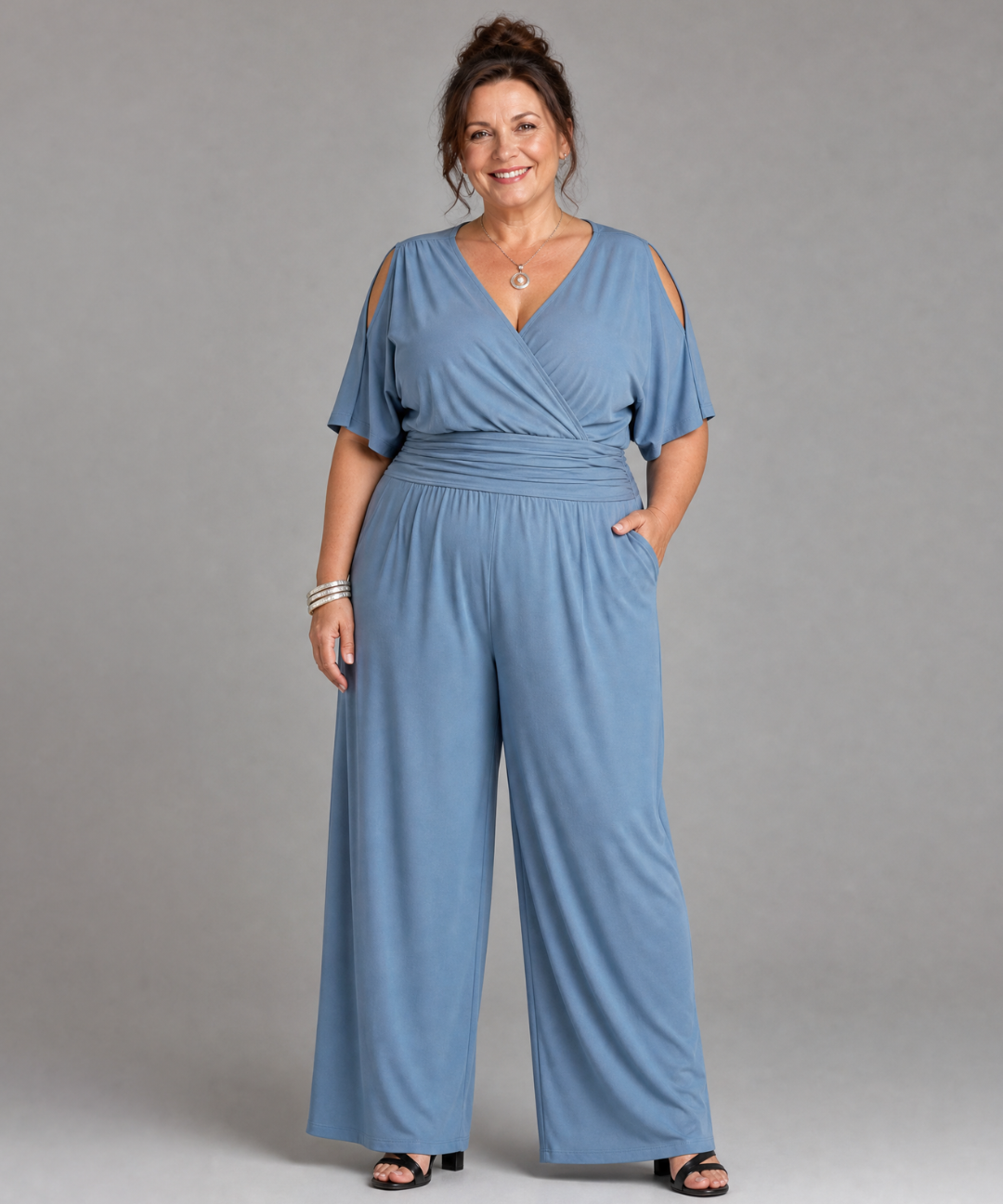 Tilda – Avslappnad overall med cold shoulder och omlottmidja