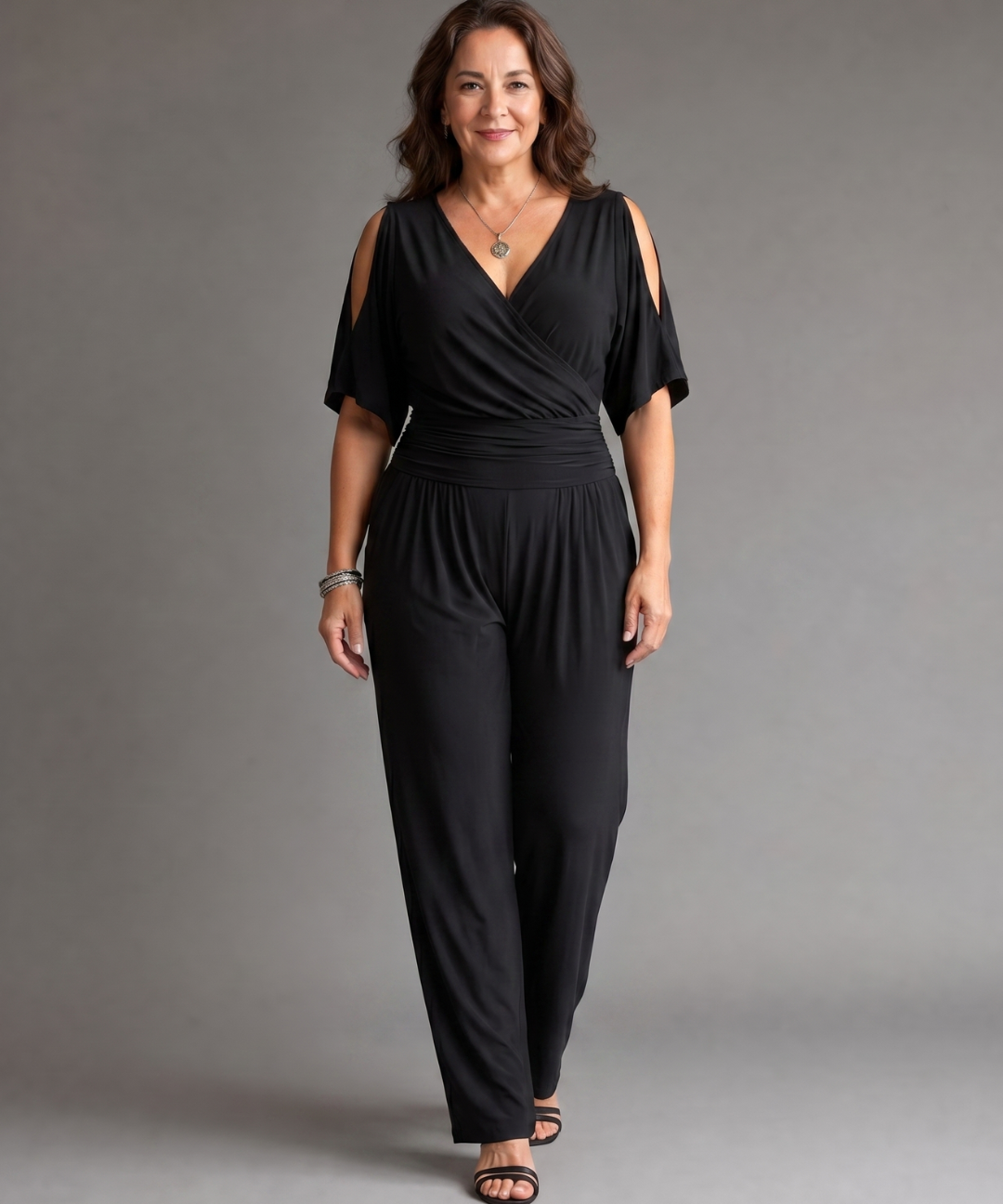 Tilda – Avslappnad overall med cold shoulder och omlottmidja