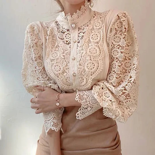 Blus med lång ärm, spets och Tove-detaljer