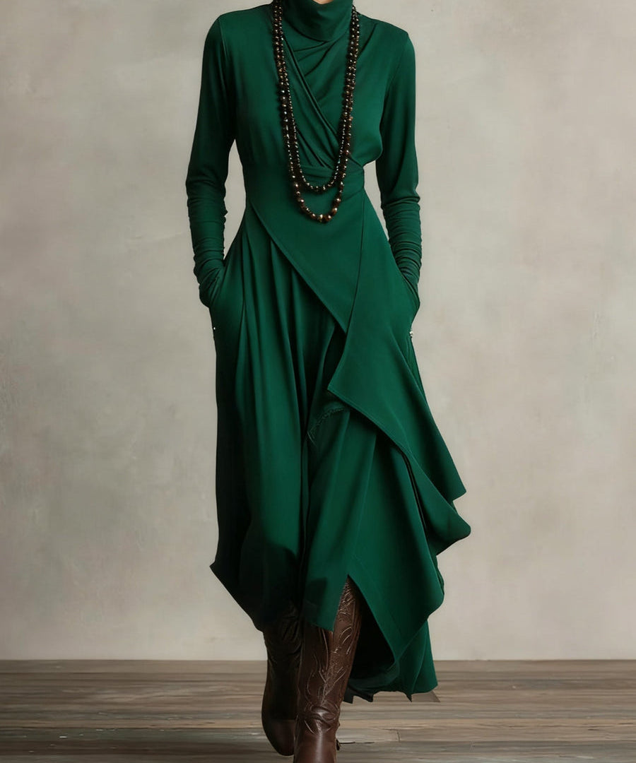 Hillevi – Elegant höghalsad asymmetrisk draperad maxiklänning