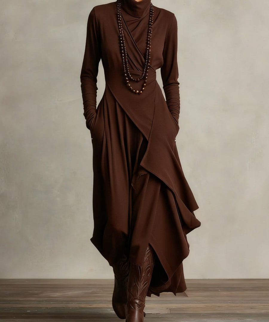 Hillevi – Elegant höghalsad asymmetrisk draperad maxiklänning