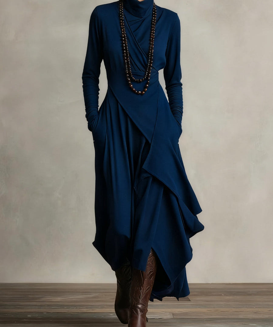 Hillevi – Elegant höghalsad asymmetrisk draperad maxiklänning