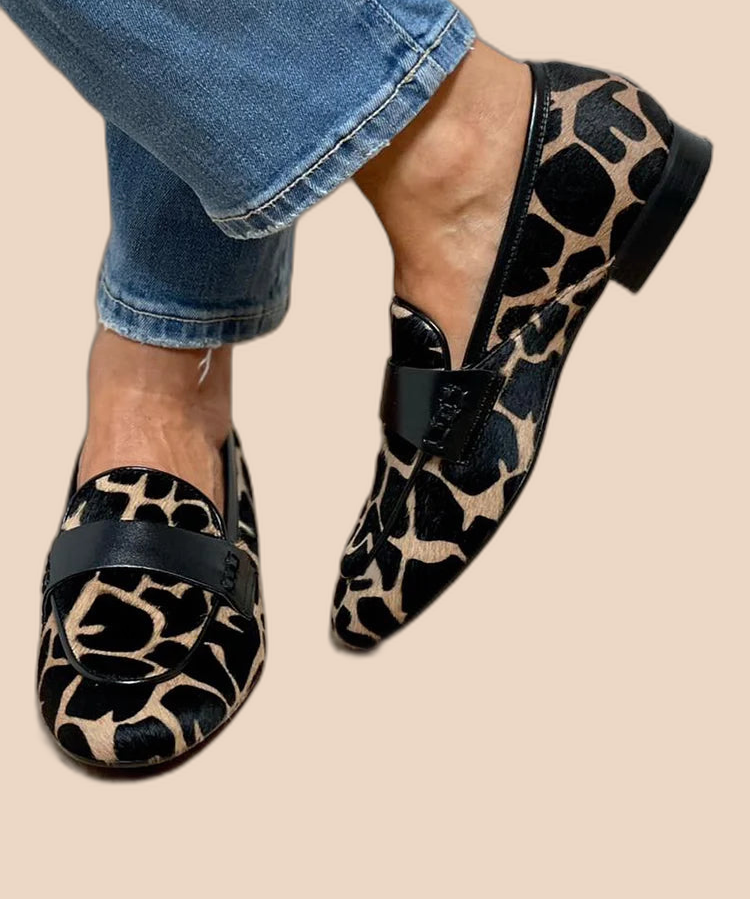 Harriet – Djurmönstrad loafer med elegant detalj