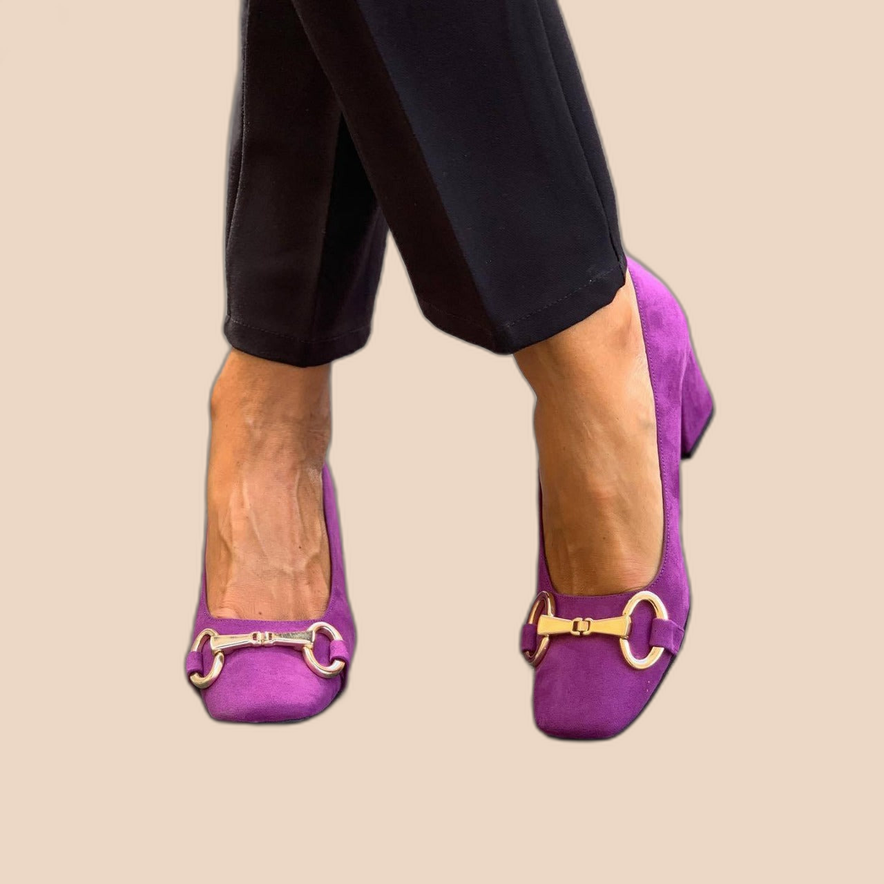 Jenny – Eleganta pumps med gulddetalj