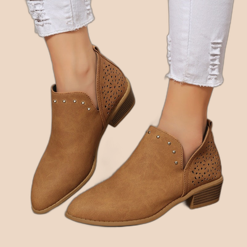 Johanna – Låg perforerad ankelboot i beige