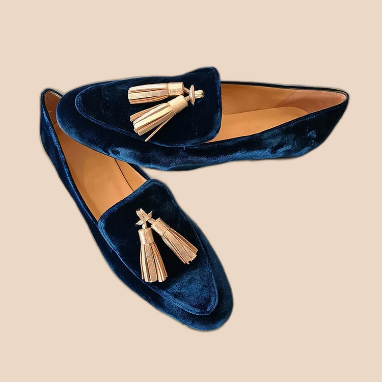 Hedvig – Eleganta loafers i midnattsstil med champagnefärgade tofsar